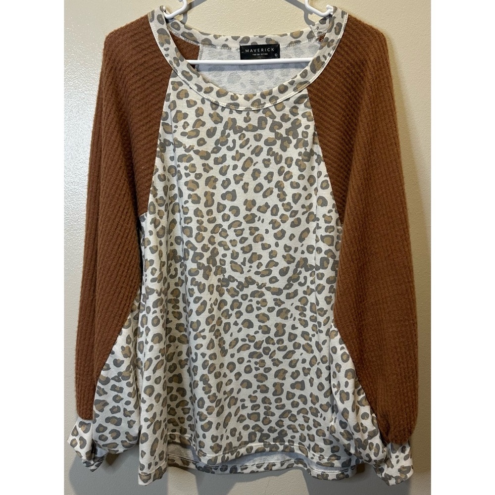 Maverick Women’s Leopard Print Sweater With Peasant Sleeves Size Large‎